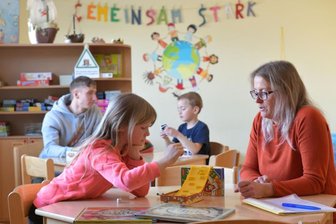 Corona-Lockdown: Alles Wichtige zur geplanten Notbetreuung - Hort der Grundschule "Karl Günzel" in Freiberg: In der Notbetreuung spielen Erzieherin Annett Töppner und Steve Göhzold mit Kim und Maddox aus der ersten Klasse.