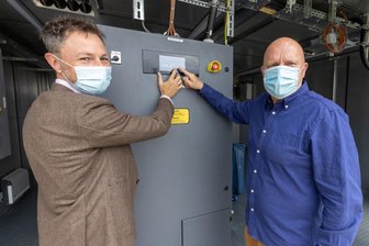 Corona-Lockerung: Freizeitbad Greifensteine bereitet Start vor - Ein neues Blockheizkraftwerk ist für das Freizeitbad Greifensteine in Betrieb gegangen. Im Bild: Geschäftsführer Markus Kothe (r.) und Kai Aschermann, Vorstand der Stadtwerke Annaberg-Buchholz.