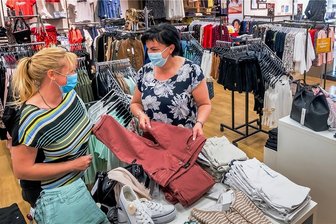 Corona-Lockerungen: Trotz verhaltenem Start Freude über mehr Freiheit beim Shoppen - In der Marienberger AWG-Filiale berät Leiterin Ines Dittrich (Mitte) Kundin Kathleen Müller aus Mildenau. Monique Wünsche schaut sich derweil im Geschäft um. Die Marienbergerin hat das "Shopping-Gefühl" vermisst. 