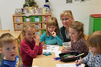 Corona-Lollitests abgeschafft: Erzieherinnen in Mittelsachsen sind besorgt - Kita-Alltag in der Pandemie: Im Naturkinderhaus der Kinderarche in Mulda sind Emil, Enie, Alva, Lotte und Laura (von links) mit Malen beschäftigt. Erzieherin Sindy Spanka betreut die Kinder.