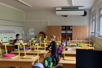 Corona: Lüfter für Grundschüler starten - Eine der neuen Lüfteranlagen in den Klassenräumen der Grundschule Jahnsdorf.