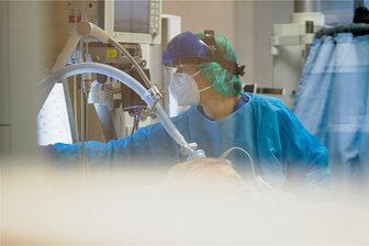Corona: Mehr Patienten im Vogtlandkreis auf Intensivstation - Eine Ärztin kümmert sich auf der Intensivstation um einen Corona-Patienten.