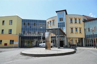 Corona: Mitarbeiter in Chemnitzer Kliniken tragen wieder Maske - Im DRK-Krankenhaus in Chemnitz-Rabenstein müssen Mitarbeiter wieder Schutzmasken gegen das Coronavirus tragen. 