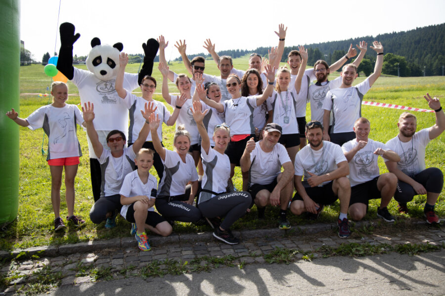 Seit Jahren schon regelmäßig beim Benefizlauf in Oberwiesenthal für den guten Zweck mit am Start: die Läuferinnen und Läufer der Firma Mogatec aus Drebach. Auch 2019, als das Bild entstand, waren sie dabei. 