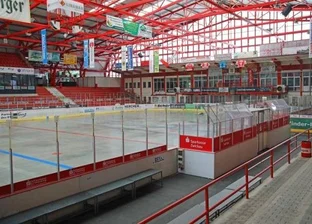 Corona-News aus dem Landkreis Zwickau: Kliniken lassen Besucher rein, Zeugnisübergabe im Kunsteisstadion - Das Kunsteisstadion im Sahnpark in Crimmitschau. 