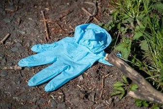 Corona-News aus dem Vogtland: Fragen um einsamen Tod von Covid-19 Erkrankter - Eine Frau aus Auerbach erkrankt an Covid-19 und wird zu Hause isoliert. Am elften Tag nach dem ersten Fieber stirbt sie, ohne ärztlich versorgt worden zu sein. Die Angehörigen sind fassungslos.