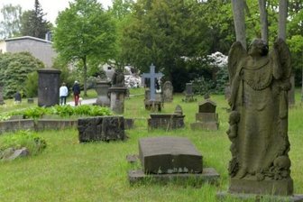 Der Donatsfriedhof ist Anfang des 16. Jahrhunderts als Pestfriedhof angelegt worden. Auf dem Donatsfriedhof sind namhafte Persönlichkeiten begraben. Große Teile der Anlage stehen unter Denkmalschutz.