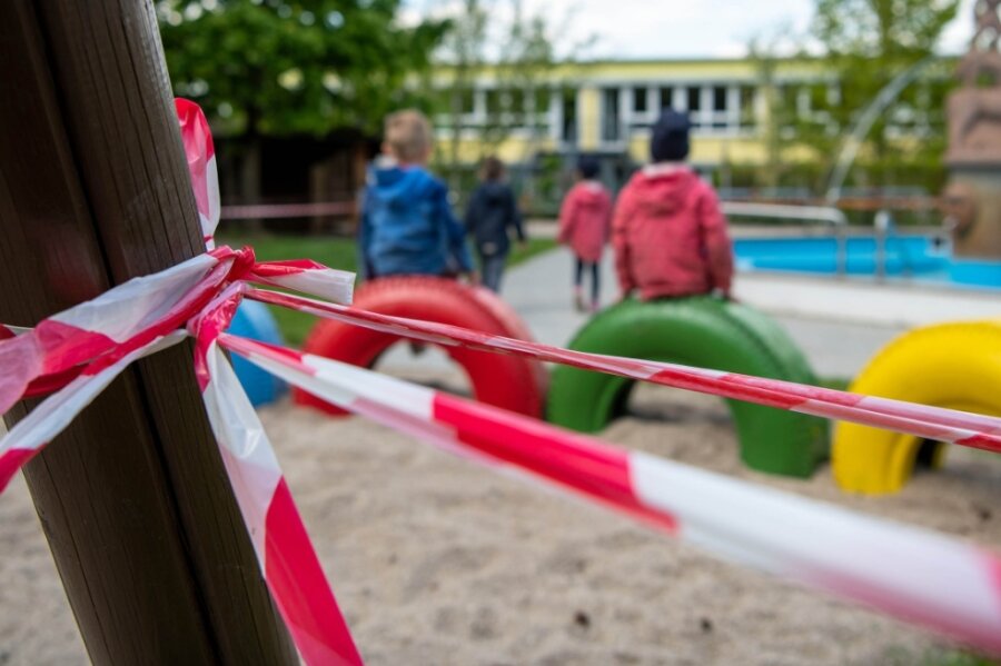 In der Rochlitzer Kindertagesstätte "Die kleinen Strolche" des Deutschen Roten Kreuzes (DRK) ist der Spielplatz wie auch in anderen Einrichtungen mit Absperrband für die einzelnen Gruppen unterteilt. 