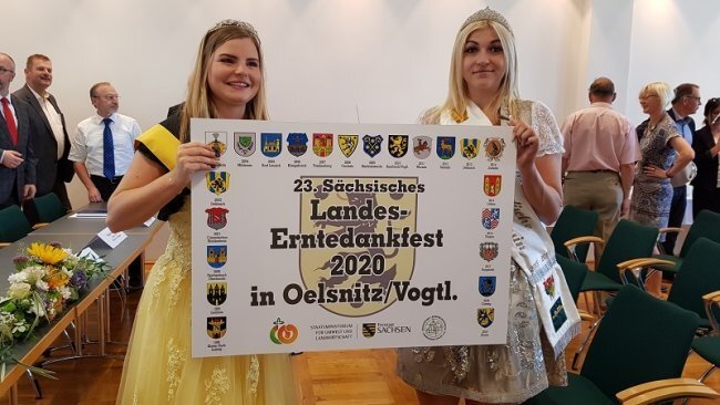 Zwei Majestäten präsentieren das offizielle Ausrichterschild: Sperkenprinzessin Lisa Hohberger (links) und die Vogtländische Kartoffelprinzessin Selina Kohl. Nun fällt das verschobene Landeserntedankfest erneut aus.