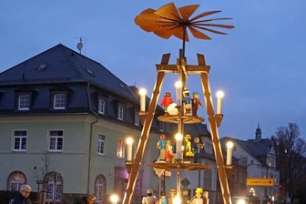 Corona-Pandemie: Gersdorf sagt alle Veranstaltungen ab - Die Weihnachtspyramide an der Hauptstraße in Gersdorf.