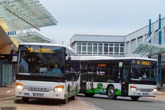 Corona-Prämie nicht für alle Busfahrer - Plauen, Oberer Bahnhof: Dort ist eines der Drehkreuze des Plusbus-Netzes im Vogtlandkreis. Unmut macht sich unter Fahrerinnen und Fahrern breit, weil vielen von ihnen keine Corona-Prämie erhalten sollen.