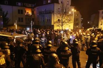 Corona-Protest in Greiz mit 1000 Teilnehmern eskaliert: 14 Polizisten verletzt - Polizisten und Teilnehmer einer nicht genehmigten Demonstration in Greiz standen sich am Samstagabend gegenüber.