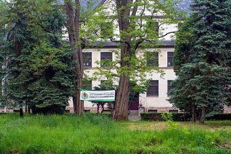 Corona-Protest löst Diskussion aus - Wer das Protestbanner gegen die Coronapolitik vor der ehemaligen Schule in Falkenau aufgehängt hat, ist unklar. Es sorgt jedenfalls für Ärger. 