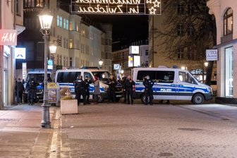 Corona-Proteste: Die Polizei sucht nach ihrer Rolle - Polizeieinsatz während der Kundgebung vom vergangenen Mittwochabend in Zwickau: Die Beamten versperren die Straße, halten Teilnehmer auf. Das geschieht aber nicht immer.