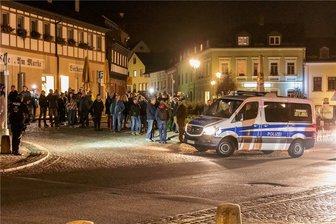 Corona-Proteste in einigen Städten im Erzgebirge - Seit vielen Monaten gibt es Proteste gegen Corona-Schutzmaßnahmen, so wie hier im Oktober in Zwönitz.