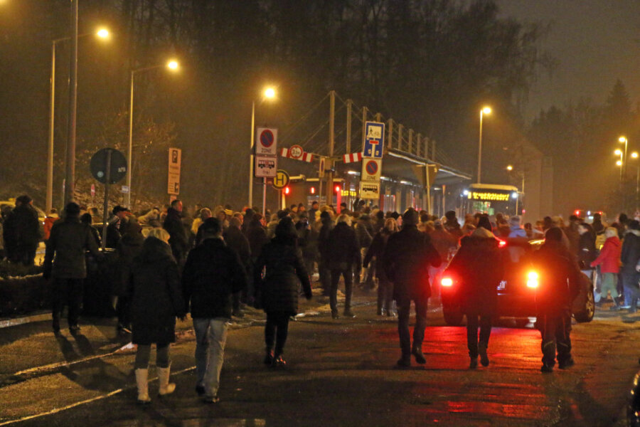 Corona-Proteste in Freiberg: Protestierende beschädigen Polizeiauto - Die sogenannten "Montagsspaziergänger" zogen auch über den Busbahnhof am Wernerplatz.