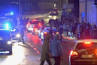 Corona-Proteste in Sachsen: Trotz Versammlungsverbots wieder Hunderte auf der Straße - Corona-"Spaziergänger" am Montagabend in Freiberg: Die Demonstranten lieferten sich ein Katz-und-Maus-Spiel mit der Polizei, überquerten spontan Straßen und unterbrachen den Verkehr. Die Polizei griff erneut nicht ein.