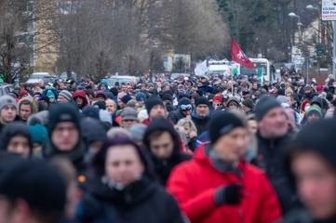 Corona-Proteste und Erzgebirgslieder: Darum singen die Demonstranten - Bei den Protesten wie hier Zwönitz Ende Januar wird auch gesungen. 