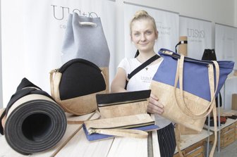 Corona: Schau auf Design auf 2021 verschoben - Taschen, Beutel und Yoga-Matten aus Kork: Nicht nur die Hingucker-Accessoires der Dresdner Designerin Ulrike Stolze waren 2018 in Plauen bei der vierten "Schau auf Design" zu sehen
