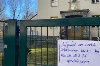 Corona: Schließung weiterer Kitas in Chemnitz droht - Die Kita an der Schulstraße 35: Ein kurzer Aushang informiert über die Schließung.