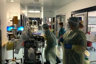 Corona-Situation am Erzgebirgsklinikum: "Geimpfte landen kaum auf ITS" - Blick auf den Gang der Intensivstation im Zschopauer Haus. Oberärztin Dr. Barbara Atmanspacher (vorn) und Pflegerinnen bereiten sich darauf vor, einen beatmeten, auf dem Bauch liegenden Patienten zu drehen. 