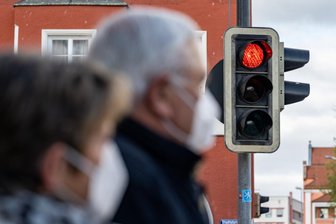 Corona: So sieht der Ampel-Kurs im Kampf gegen die Pandemie aus - Alarmstufe rot bei den Infektionszahlen in Deutschland: Für eine künftige Ampel-Koalition bleibt keine Zeit, bis zur endgültigen Regierungsbildung - sie muss schon jetzt in Sachen Corona handeln.