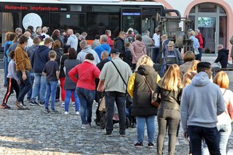 Corona: So soll die Booster-Impfung in Sachsen ablaufen - Andrang vor dem Impfbus in Glauchau: Wie hier im Landkreis Zwickau herrscht auch anderenorts ein verstärkter Impfzulauf.