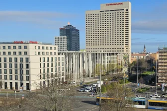 Corona-Soforthilfe: Vogtländer darf Geld behalten, doch die SAB will noch 193 Millionen Euro eintreiben - Die Sächsische Aufbaubank residiert in Leipzig im Gebäude mit dem Säulengarten. Sie hat Tausende Kleinunternehmer von der Rückzahlung der Corona-Hilfen befreit. 193 Millionen Euro stehen noch aus.