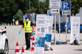 Ein Corona Testzentrum an einer Rastanlage.