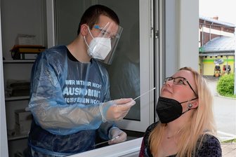Corona-Tests am Wochenende: Im Westerzgebirge ein Problem - Rege genutzt wird die Corona-Teststelle in einem Container im Innenhof des Ring-Centers Schwarzenberg. Anton Weigel von der Mörsel & Mayer Testzentrum GbR testete hier, unterstützt von einer Mitarbeiterin, auch am Samstag viele Leute, darunter Hannah Snella aus Schwarzenberg, die mit Familie unterwegs war und für ihre Tochter Schuhe einkaufen wollte.