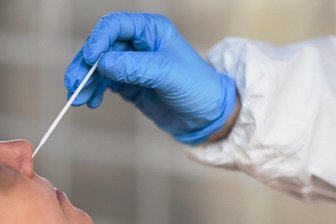 Corona-Testzentren: Abstriche kaum noch gefragt - Schnelltests auf das Coronavirus, die durch einen Abstrich im Nasen-Rachenraum erfolgen, sind kaum noch erforderlich, weil die Anzahl der Neuinfektionen in den vergangenen Tagen stark gesunken ist. 