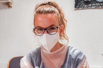 Corona-Testzentren im mittleren Erzgebirge fahren Kapazitäten zurück - Juliane Röber arbeitet mittlerweile nur noch allein im Olbernhauer Testzentrum. 