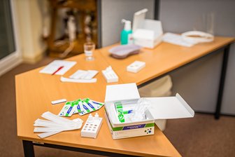 Corona-Testzentrum in Auerbach/E. nimmt Betrieb auf - Im Corona Testzentrum in Auerbach/ERZ. wird der Ablauf eines Tests vorgeführt.