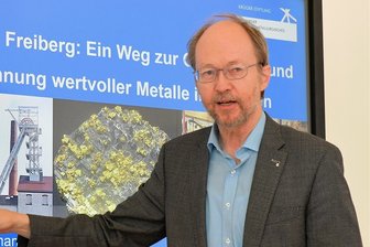 Corona und Impfen: Stadt Freiberg organisiert Live-Chat auf Facebook - Professor Michael Schlömann.