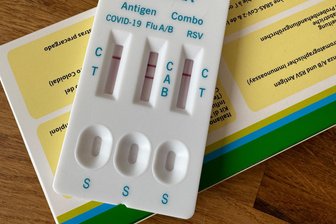 Corona und RSV gehen in Sachsen zurück – meiste Grippetote in Chemnitz - Bringt schnell Klarheit: ein Kombi-Schnelltest auf Covid-19, Influenza und RSV. Hier zeigt er, dass der Patient Grippe hat.