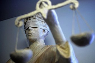 Corona-Verstoß in Auerbach: Fünf zahlen, eine klagt - Die Regeln rund um Corona im Vogtland werden immer lockerer. Das Auerbacher Amtsgericht musste sich jetzt mit einem Verstoß aus dem Januar befassen. Foto: Peter Steffen/dpa