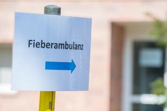 Um infektiöse Patienten mit Erkältungssymptomen von anderen Kranken zu trennen, haben die Kliniken Erlabrunn jetzt eine Fieberambulanz eröffnet. Dieses Schild (Foto) weist auf die neue Einrichtung hin.