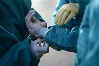 Corona-Virus: Test in Plauen fällt negativ aus - Vorsichtsmaßnahmen (Symbolbild): Menschen in China ziehen Schutzkleidung an, um sich gegen den Corona-Virus zu wappnen.