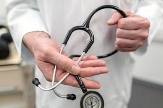 Corona: Vogtlandkreis bittet Ärzte im Ruhestand um Hilfe - Das Landratsamt des Vogtlandkreises sucht Verstärkung für die drei Corona-Testzentren in der Region: Ärzte und medizinisches Personal.