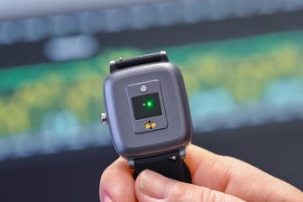 Corona: Warnuhr gibt's jetzt zu kaufen - Auch an der Rückseite hält die Uhr spannende Details parat. Dort wird die Körpertemperatur gemessen.