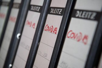Corona: Warum Vogtlandkreis und RKI unterschiedliche Todeszahlen melden - Zwischen den veröffentlichten Zahlen der Corona-Toten im Vogtlandkreis gibt es Differenzen. Das Landratsamt meldet seit einigen Wochen zum Teil deutliche höhere Zahlen als das Robert-Koch-Institut.