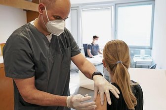 Corona: Wie sicher ist die Kinder-Impfung? - Ein zwölfjähriges Mädchen wird in einer Arztpraxis in Nordrhein-Westfalen mit dem Serum von Biontech/Pfizer geimpft.