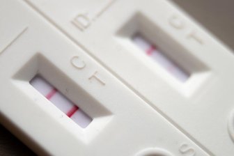 Corona: Wie treffsicher sind Antigentests bei Omikron? - Das Paul-Ehrlich-Institut machte bei 20 Schnelltests die Probe.