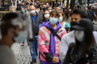 Menschen mit Mundschutz stehen an der Sammelstelle am Wenzelsplatz Schlange, um sich auf Covid-19 testen zu lassen. In Tschechien breitet sich das Coronavirus weiter rasant aus. Die Bundesregierung sprach am Mittwochabend eine Reisewarnung für die am stärksten betroffene Hauptstadt Prag aus und erklärte sie zum Risikogebiet.