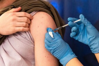 Corona-Zusatzbeitrag für Ungeimpfte? Sachsens Kassenärztechef sieht keine Impfpflicht kommen - Ist die Idee einer allgemeinen Impfpflicht gegen Corona hinfällig?