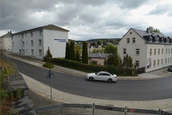 Corona zwingt Ellefelder Pflegeheim in die Knie - Der Schriftzug "Seniorenpflegeheim Anne-Katrin Frank" ist noch zu lesen, doch das Haus steht längst leer. Auch das Gebäude rechts im Bild wurde von den Heimbetreibern genutzt. Foto: Joachim Thoß