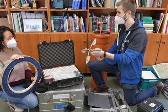 Corona zwingt zum Improvisieren - Im Freiberger Büro von Professor Jörg Matschullat türmt sich die Technik, die die Wissenschaftler für ihre Arbeit brauchen. Oriana Blandon Pulido und Sean Adam bereiten Messgeräte und Hilfsmittel vor.