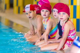 Coronabedingte Ausfälle: Schwimmkurs-Gutscheine im Erzgebirge lösen nicht alle Probleme - Die ausgebildeten Schwimmlehrer wissen sehr gut, wie sie die Minis am Beckenrand bei Laune halten. Im warmen Wasser sei es auch leichter als im Freibad, sagt Vereinschef Alexander Steiner.