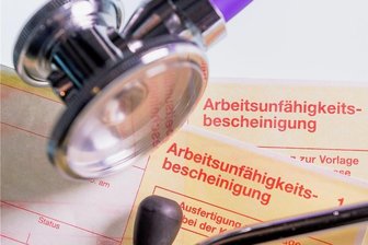 Coronabedingte Personalausfälle in Mittelsachsen: Krankenscheine stapeln sich - Wieder ein Krankenschein: Coronainfektionen von Beschäftigten und Chefs machen derzeit vielen mittelsächsischen Unternehmen zu schaffen.