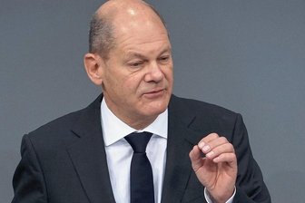 Coronadebatte: Nüchternheit und Schimpfdurchbrüche - Nüchtern, sachlich, unspektakulär: Noch-Vize-Kanzler und Noch-Nicht-Kanzler Olaf Scholz bei seiner Rede im Bundestag. 
